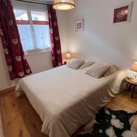 Spacious Family Nest With Balcony In Apartament