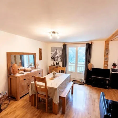 Spacious Family Nest With Balcony In