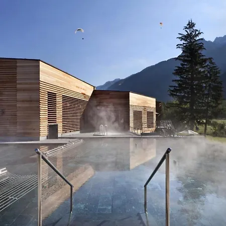 Spacious Family Nest With Balcony In Apartament Chamonix