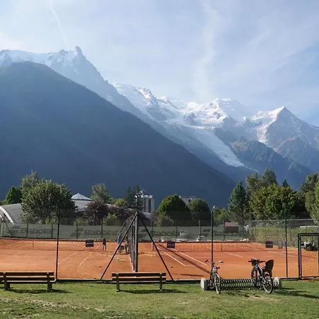 Spacious Family Nest With Balcony In Chamonix